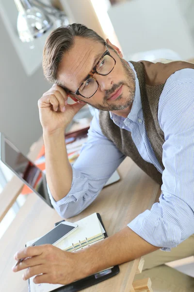 Homme avec des lunettes sur assis dans le bureau — Photo