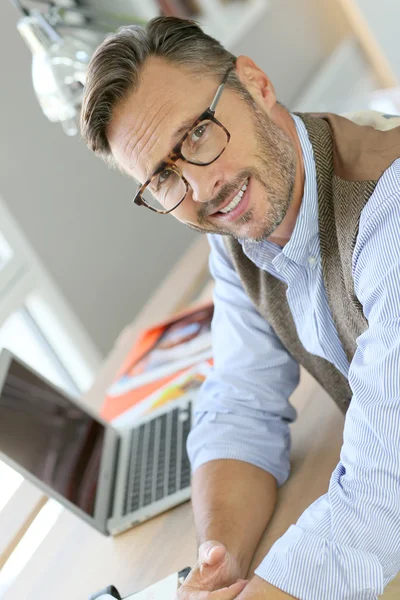 Muž s brýlemi na sezení v kanceláři — Stock fotografie