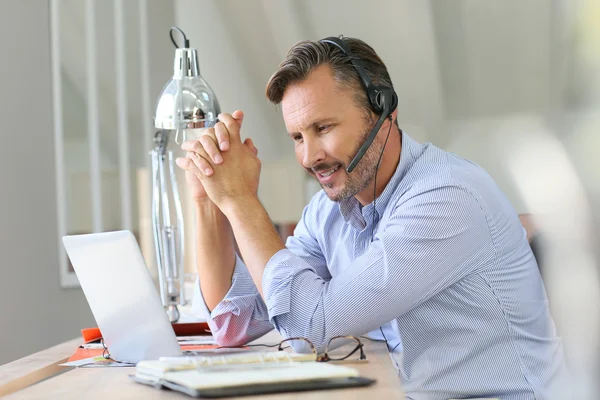 Empresario teletrabajo con auriculares — Foto de Stock