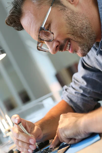 Man repairing broken smartphon — Stock Photo, Image