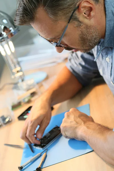 Homem reparação quebrado smartphon — Fotografia de Stock