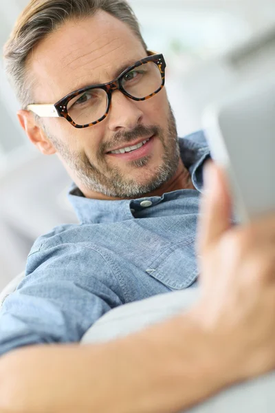 adam rahatlatıcı üzerinde gözlük ile