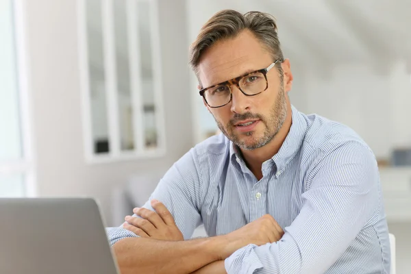 Homem em casa usando laptop — Fotografia de Stock