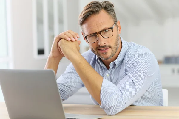 adam evde dizüstü bilgisayar kullanarak