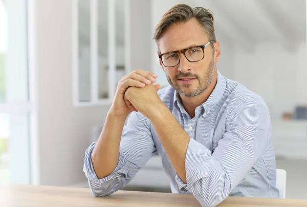 Mogen man med glasögon på — Stockfoto