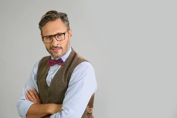 Mann mit Brille posiert — Stockfoto