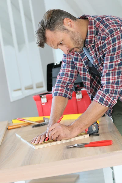 Uomo che lavora su assi di legno — Foto Stock