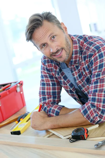 Mann arbeitet auf Holzbohlen — Stockfoto