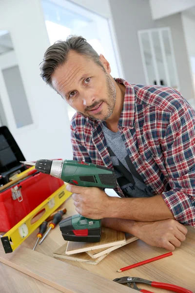 Homme travaillant sur des planches de bois — Photo