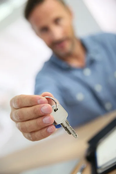 Agente immobiliare Giving Keys — Foto Stock