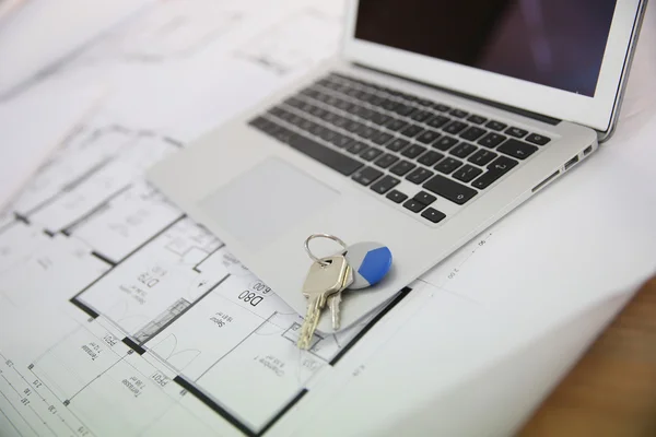 Keys and laptop computer — Stock Photo, Image