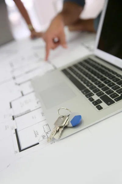 Keys and laptop computer — Stock Photo, Image