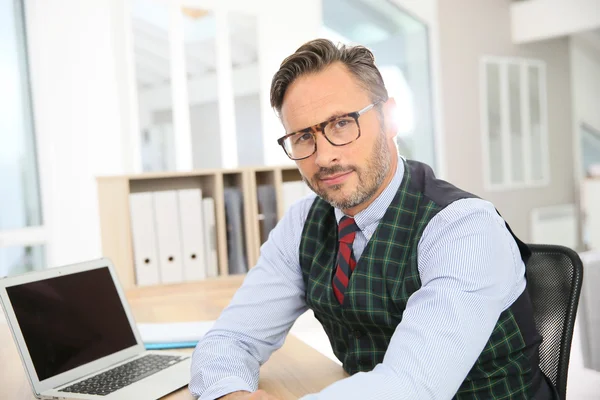 Hombre con gafas en sentado — Foto de Stock