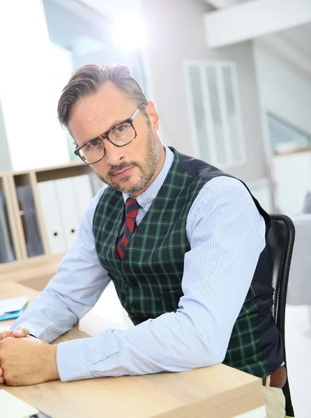 Hombre con gafas en sentado — Foto de Stock