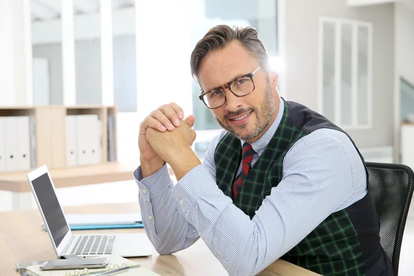 Hombre con gafas en sentado — Foto de Stock