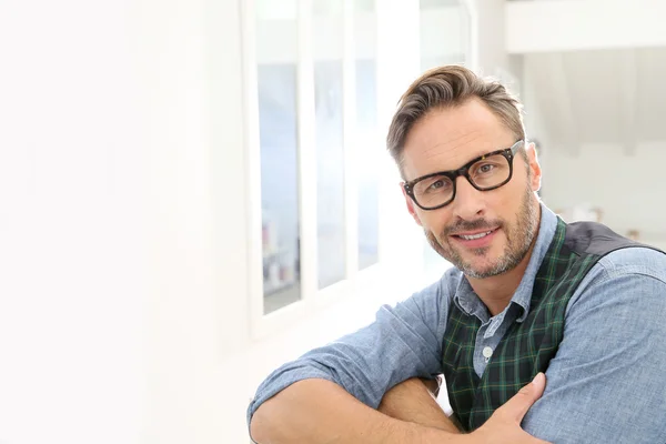 Homme avec des lunettes sur le sourire — Photo