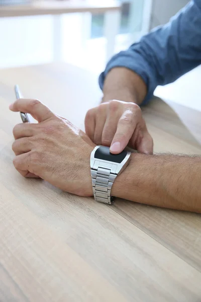 Man using  smart watch — Stock Photo, Image