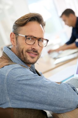 Dizüstü bilgisayarda çalışan adam