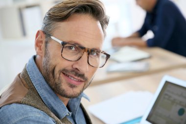 Dizüstü bilgisayarda çalışan adam