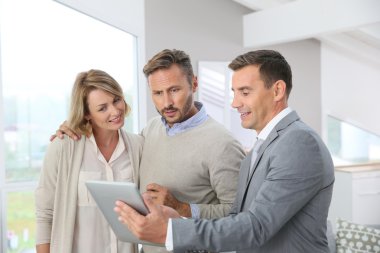 Emlakçı sunan yeni daire