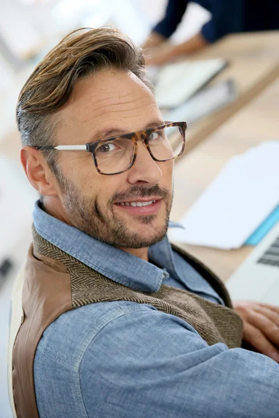 Mann arbeitet am Laptop — Stockfoto