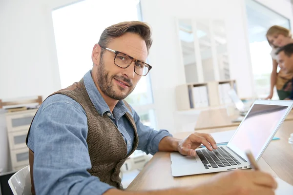 Affärsman med glasögon på arbetande — Stockfoto