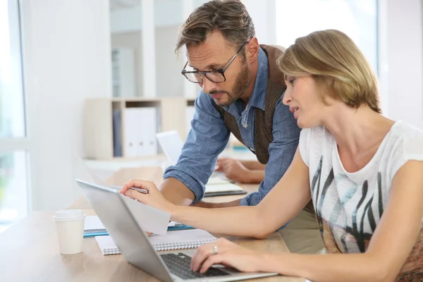 Workteam  working on business strategy — Stock Photo, Image