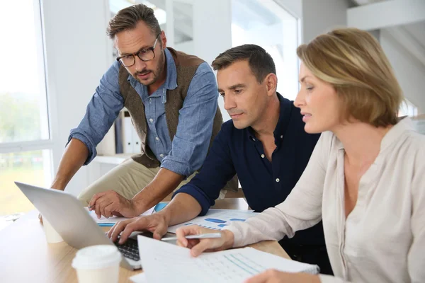 Leute, die an Budgetplan arbeiten — Stockfoto