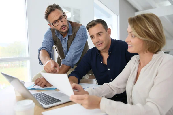 Människor som arbetar på budget plan — Stockfoto