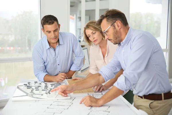 Reunión de arquitectos en oficina — Foto de Stock