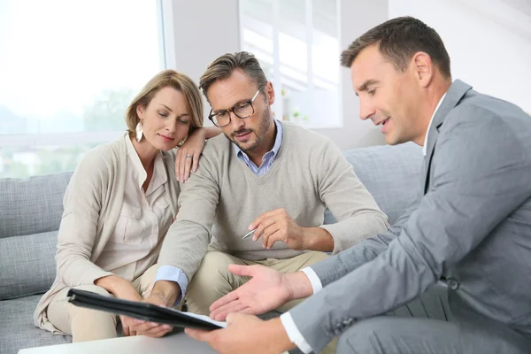 Paar ondertekening hypotheek contract — Stockfoto