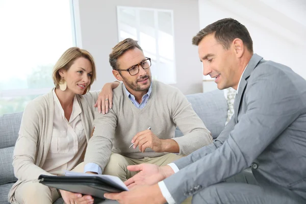 Couple  signing mortgage contract — Stock Photo, Image