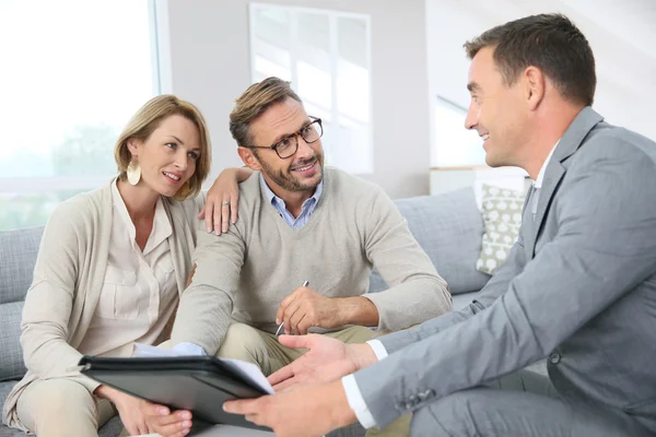 Couple  signing mortgage contract — Stock Photo, Image