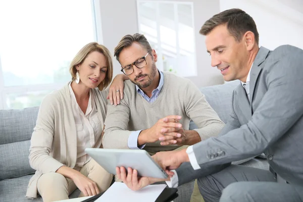 Financial adviser showing terms — Stock Photo, Image