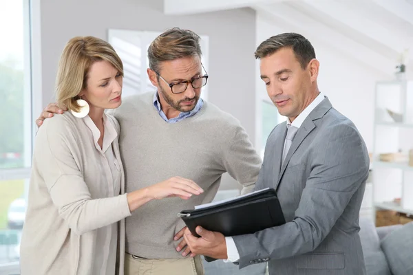 Ajan gösteren ev ayrıntıları