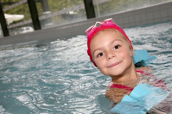 Mädchen badet im Schwimmbad — Stockfoto