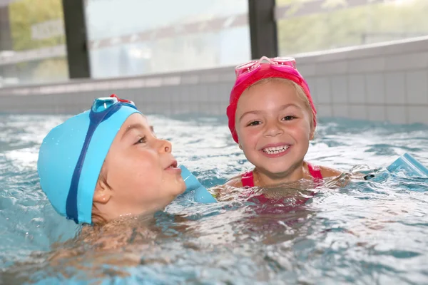 Bambini che si divertono in piscina — Foto Stock