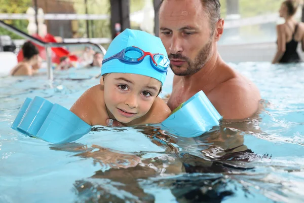 Little boy learning  to swim — Stock Photo, Image