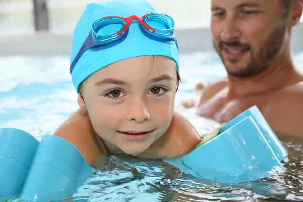 Boy learning how to swim — Stock Photo, Image