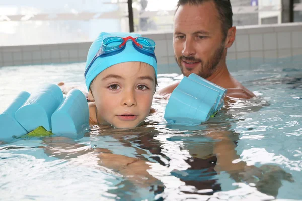 Tanulás, hogyan kell úszni kisfiú — Stock Fotó