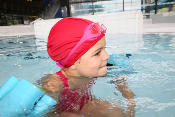 Liten flicka lära sig att simma — Stockfoto