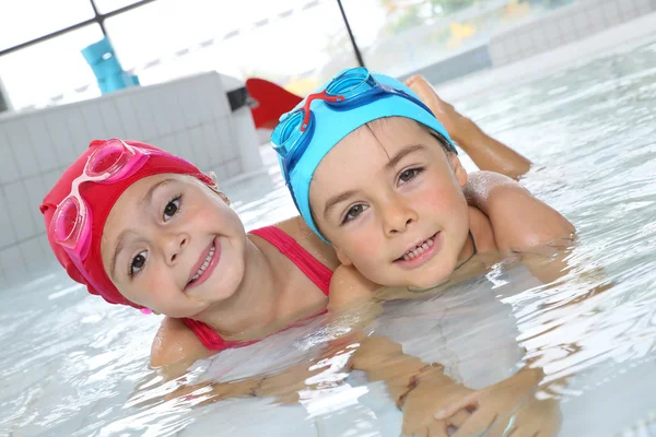 Kids having fun in  swimming pool — Stock Photo, Image