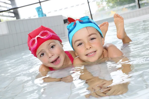 Kids having fun in  swimming pool — Stock Photo, Image