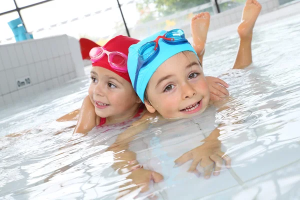 Niños divirtiéndose en piscina — Foto de Stock