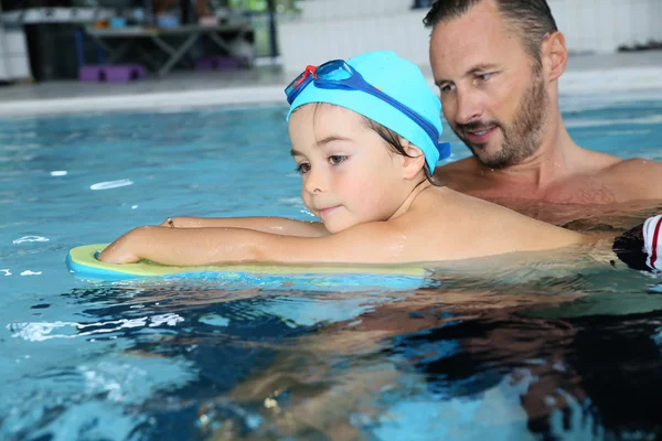 Boy child learning to swim — Stock Photo, Image