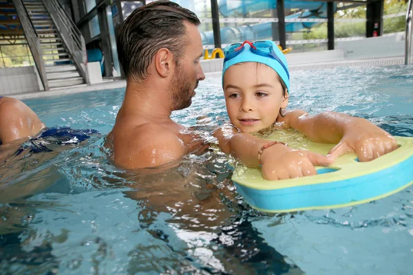 Boy child learning to swim — Stock Photo, Image