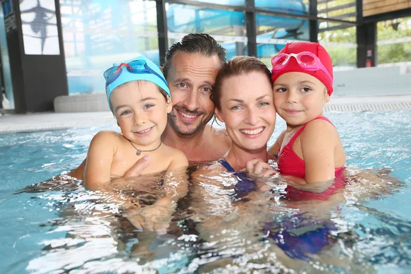 Família se divertindo na piscina pública — Fotografia de Stock