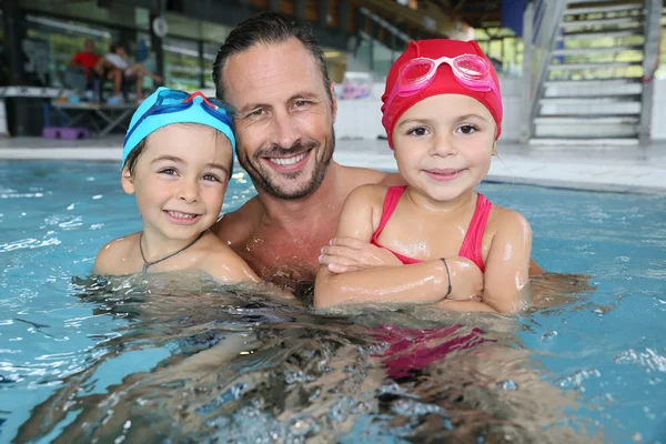 Mann mit Kindern im Schwimmbad — Stockfoto