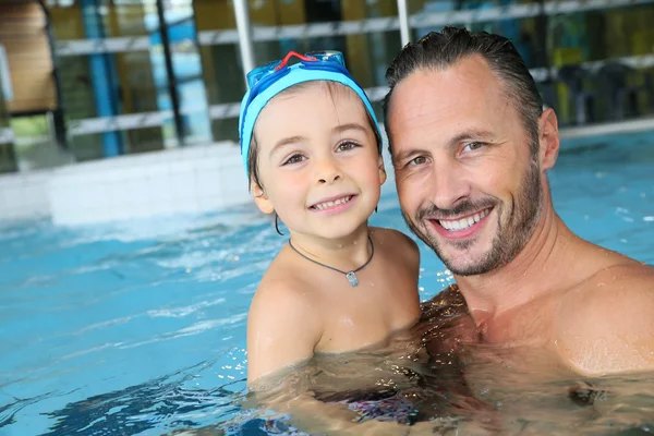 Sevimli küçük çocuk yüzme havuzunda adamla — Stok fotoğraf
