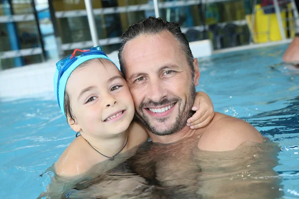 Homem com bonito menino na piscina — Fotografia de Stock